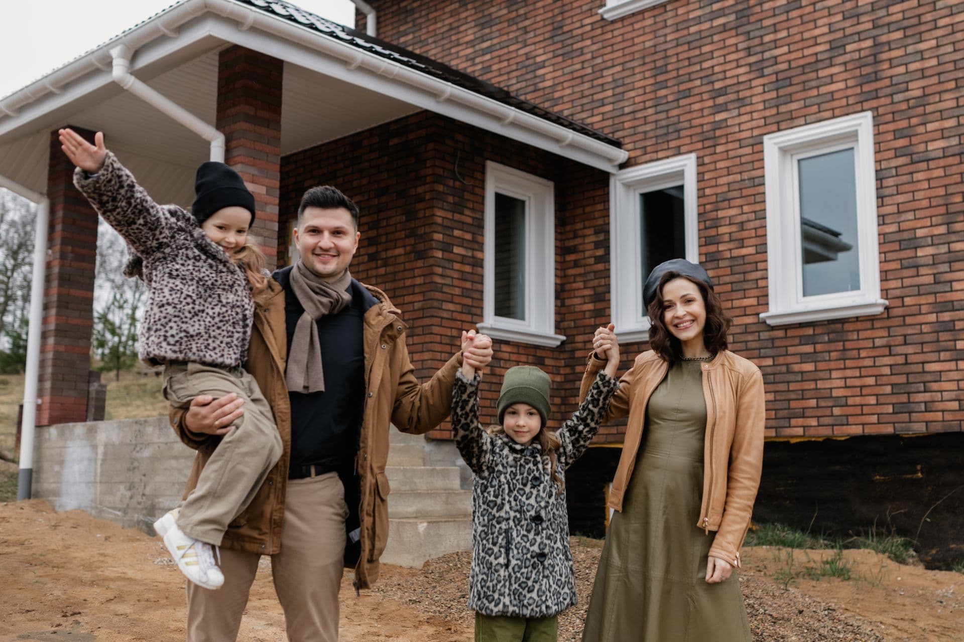 Une famille heureuse devant sa nouvelle maison